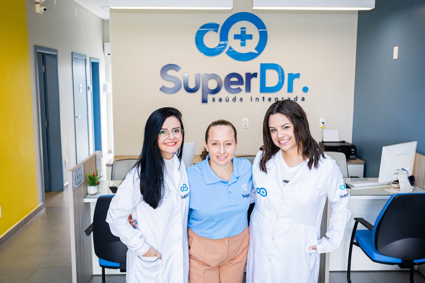Equipe de enfermagem acolhendo paciente no Super Dr.