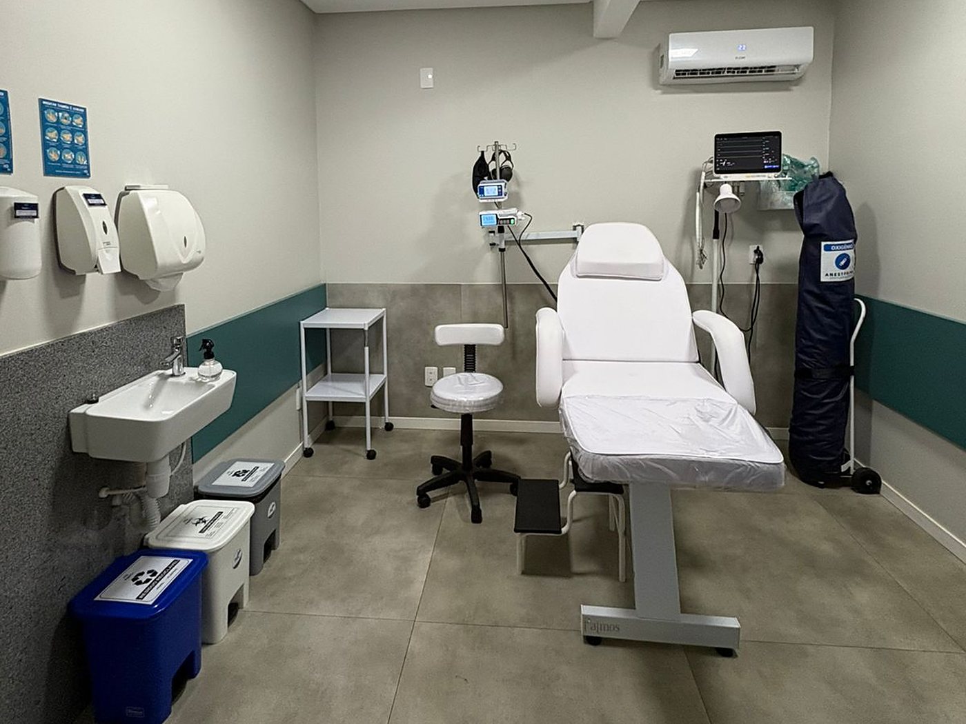Sala de procedimentos do Super Dr., com cadeira de procedimentos, monitor multiparamétrico e oxigênio